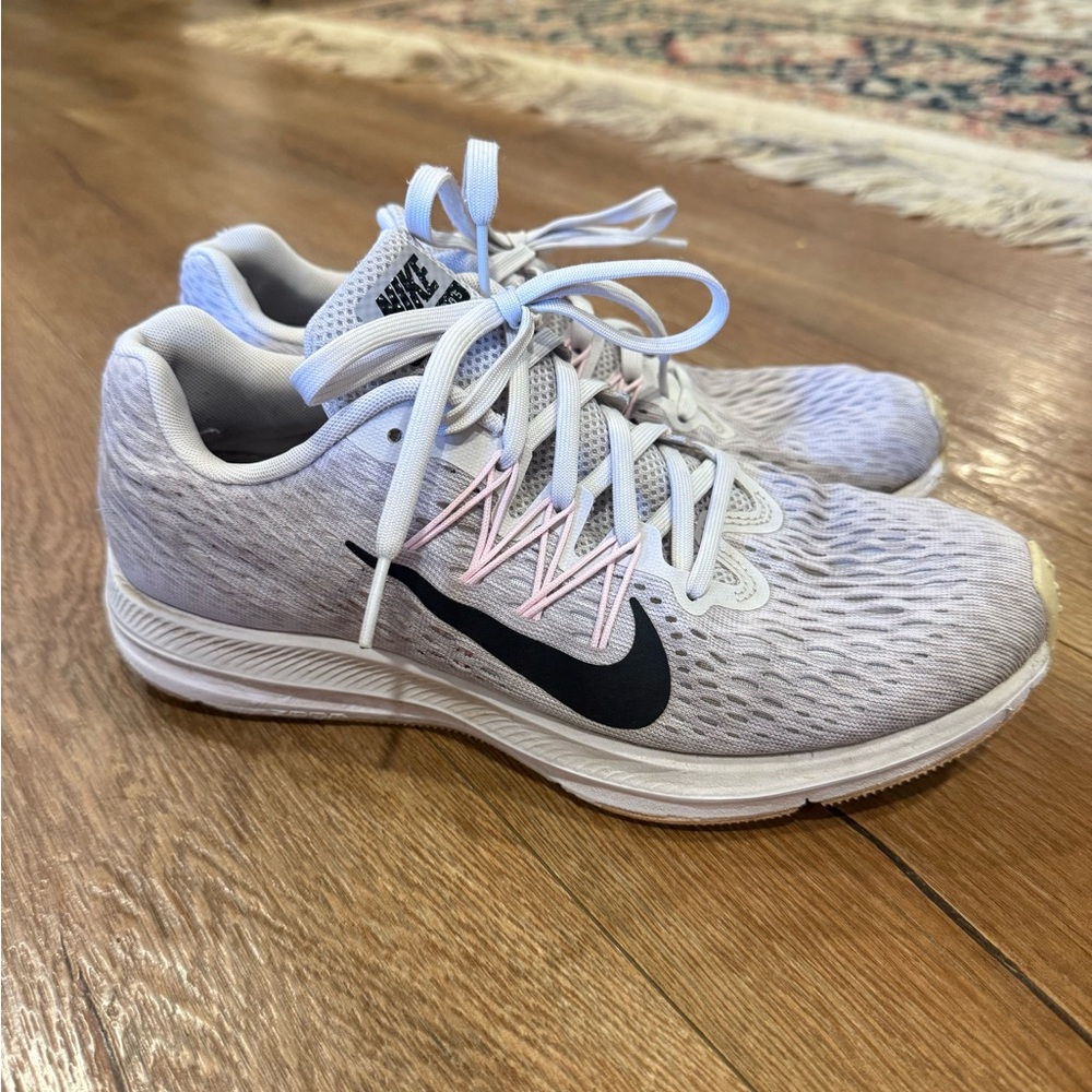 Nike Women's Air Zoom Winflo 5 Running Shoes